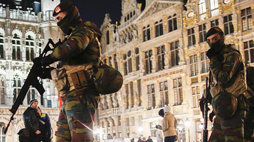Militares en la Grand Place de Bruselas.