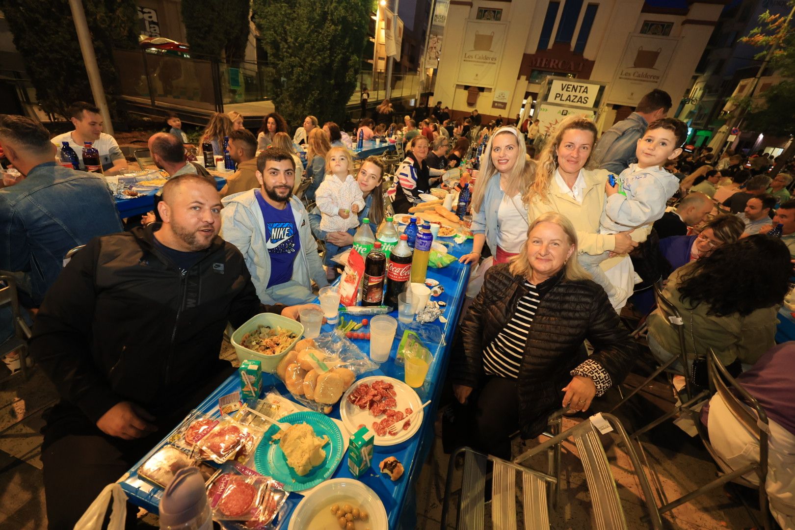 Búscate en la galería de fotos del 'sopar de pa i porta' en las fiestas de Almassora