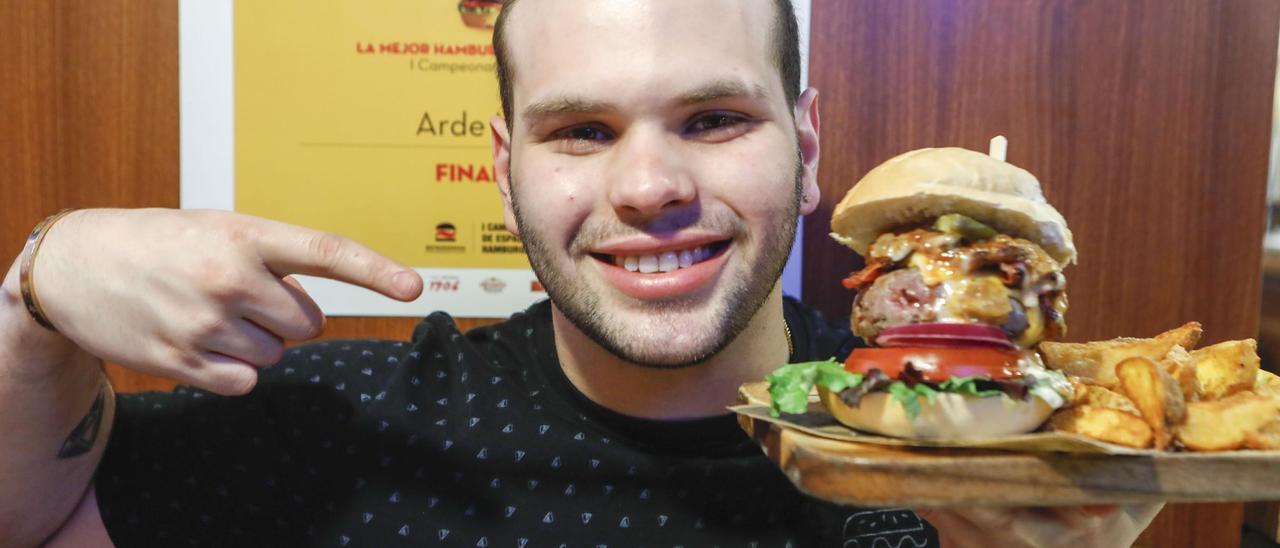 Alejandro González, con una hamburguesa en Gijón | Marcos León