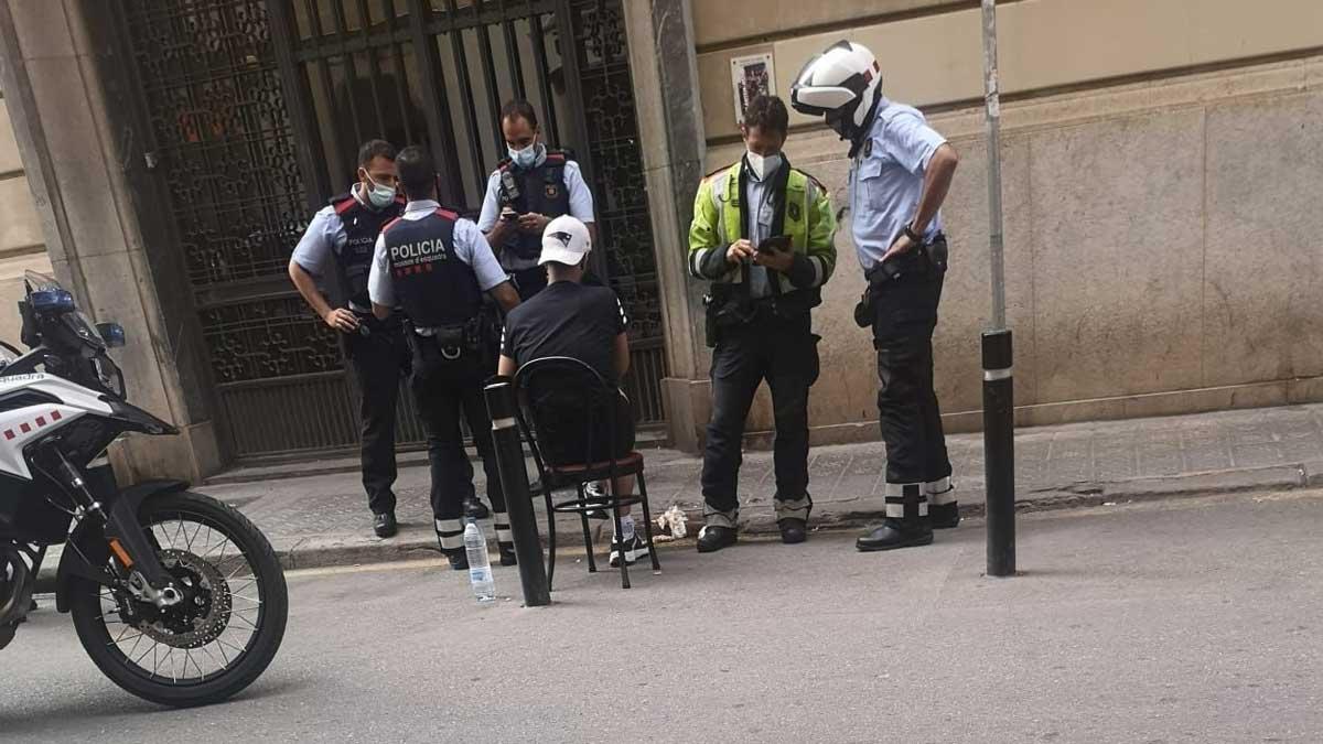 Un home talla la cara al seu acompanyant en ple carrer del Gòtic de Barcelona