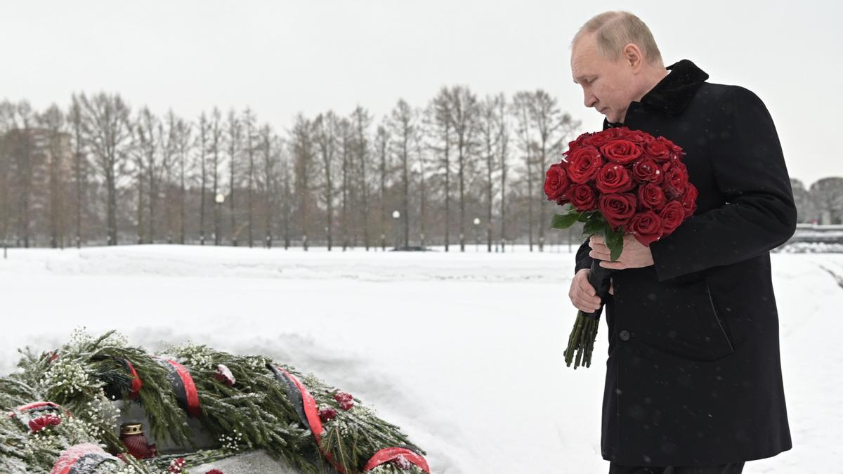 Putin deposita flores en el memorial por las víctimas del sitio de Leningrado