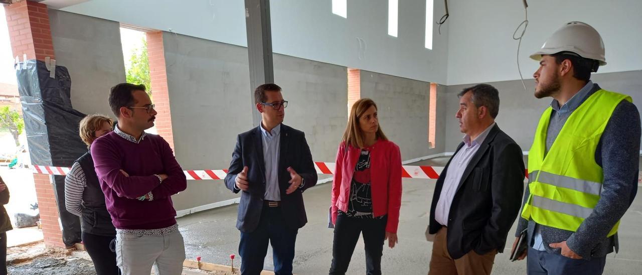 El alcalde Antonio Puerto y el director general de Infraestructuras Educativas, Víctor García, durante la visita a las obras.