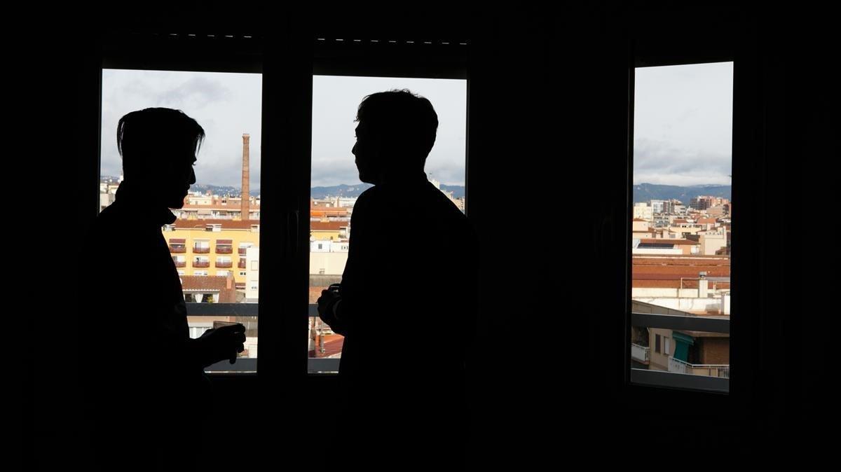 Mohamed y Slimani, mirando las vistas de Sabadell des del piso de inserción en el que viven.