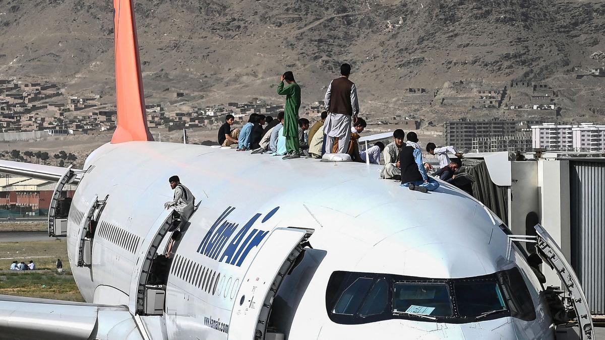 Ciudadanos de Kabul encaramados en un avión.