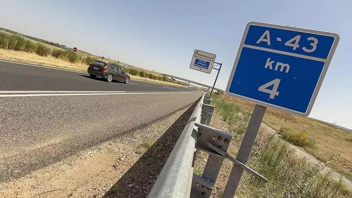 Un vehículo en la A-43, que está ya construida a partir de Ciudad Real.