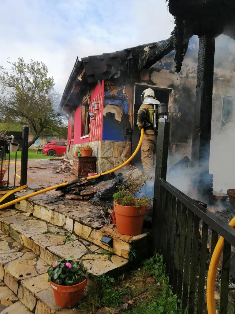 Un incendio calcina una pequeña casa de La Manjoya (Oviedo)