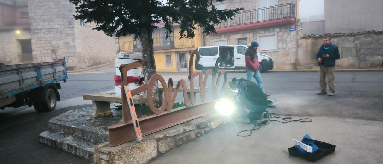 El Ayuntamiento instala de nuevo la forja con el nombre del pueblo, recuperada tras haber sido presuntamente robada. | Chany Sebastián