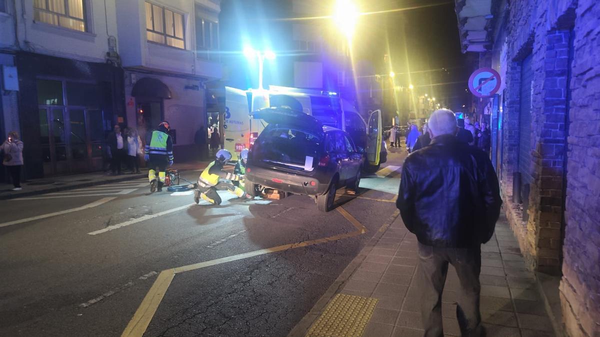 Efectivos de Bomberos de Asturias rescatan en Mieres a una mujer que quedó atrapada bajo un coche tras ser atropellada