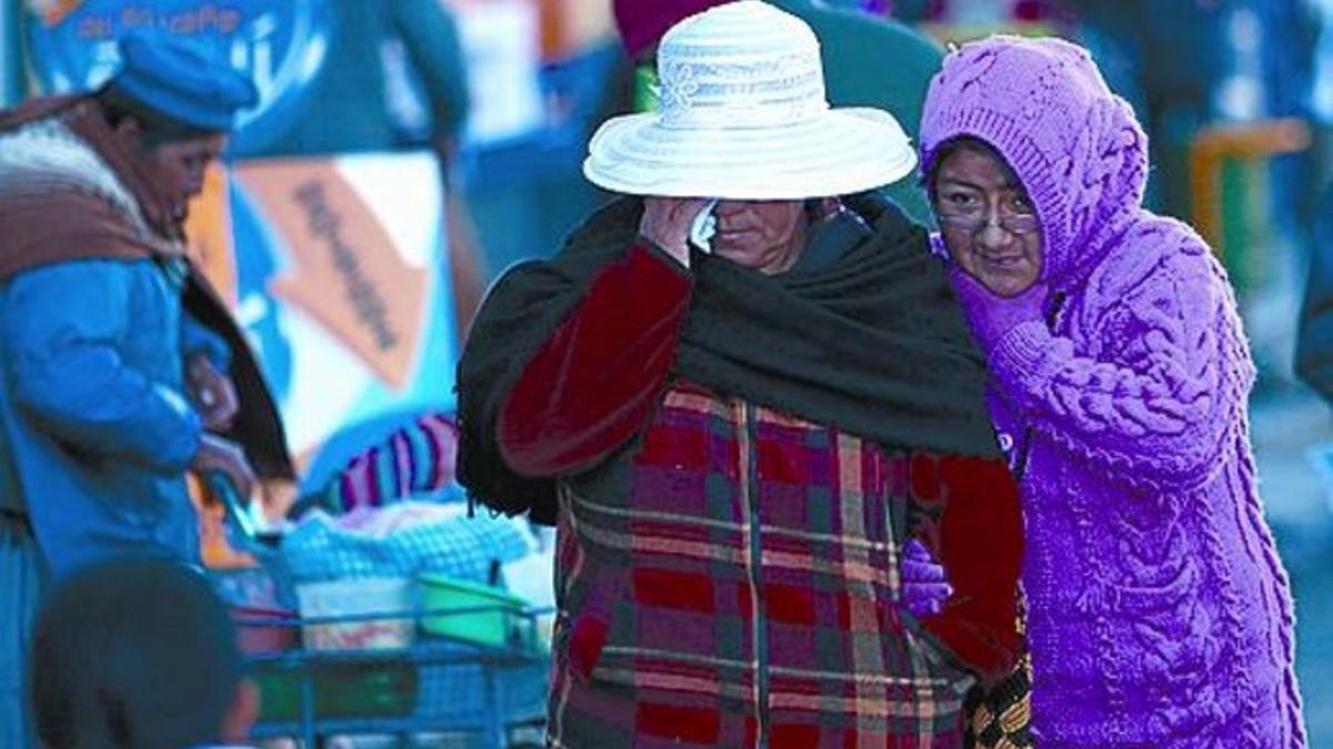 BOLIVIA. Dos mujeres caminan muy abrigadas en El Alto.