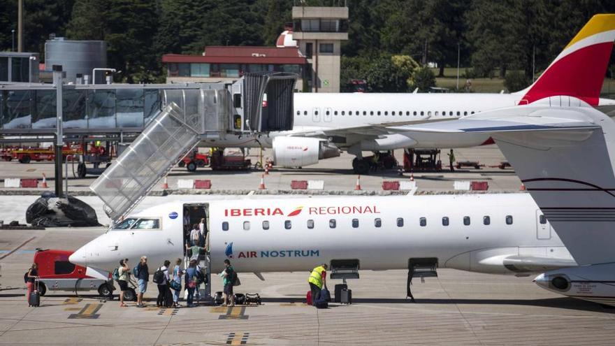 Aviones de Air Nostrum en Vigo. // C. Graña