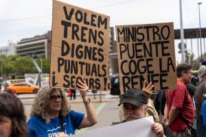 El colectivo Dignitat a les Vies realiza una concentración frente a la estación de Sants para reivindicar la mejora en el servicio de cercanías