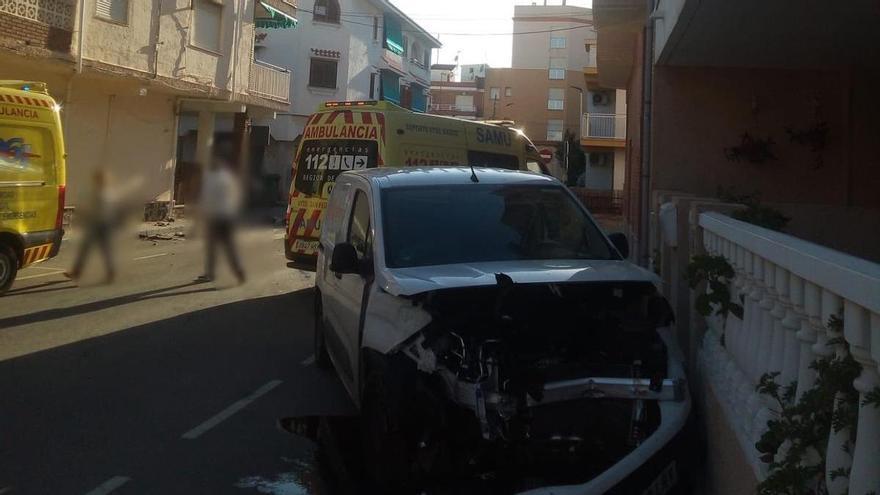 Dos heridos al empotrarse el coche en el que viajaban contra un dúplex en San Pedro del Pinatar