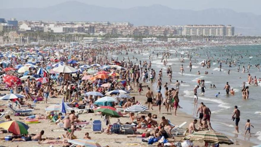 Las playas de Valencia se abarrotaron ayer, como cada 15 de agosto, día de la Virgen de la Asunción. Los ciudadanos acudieron masivamente a la costa y se refrescaron en el mar, ajenos a la presencia de peces raya o medusas, como las que se han visto en los últimos días en las playas de la capital. El aspecto de les Arenes, el Cabanyal o la Malva-rosa, repletas de gente, contrastó con el de las calles de la ciudad, prácticamente vacías, sobre todo en las horas de más calor.