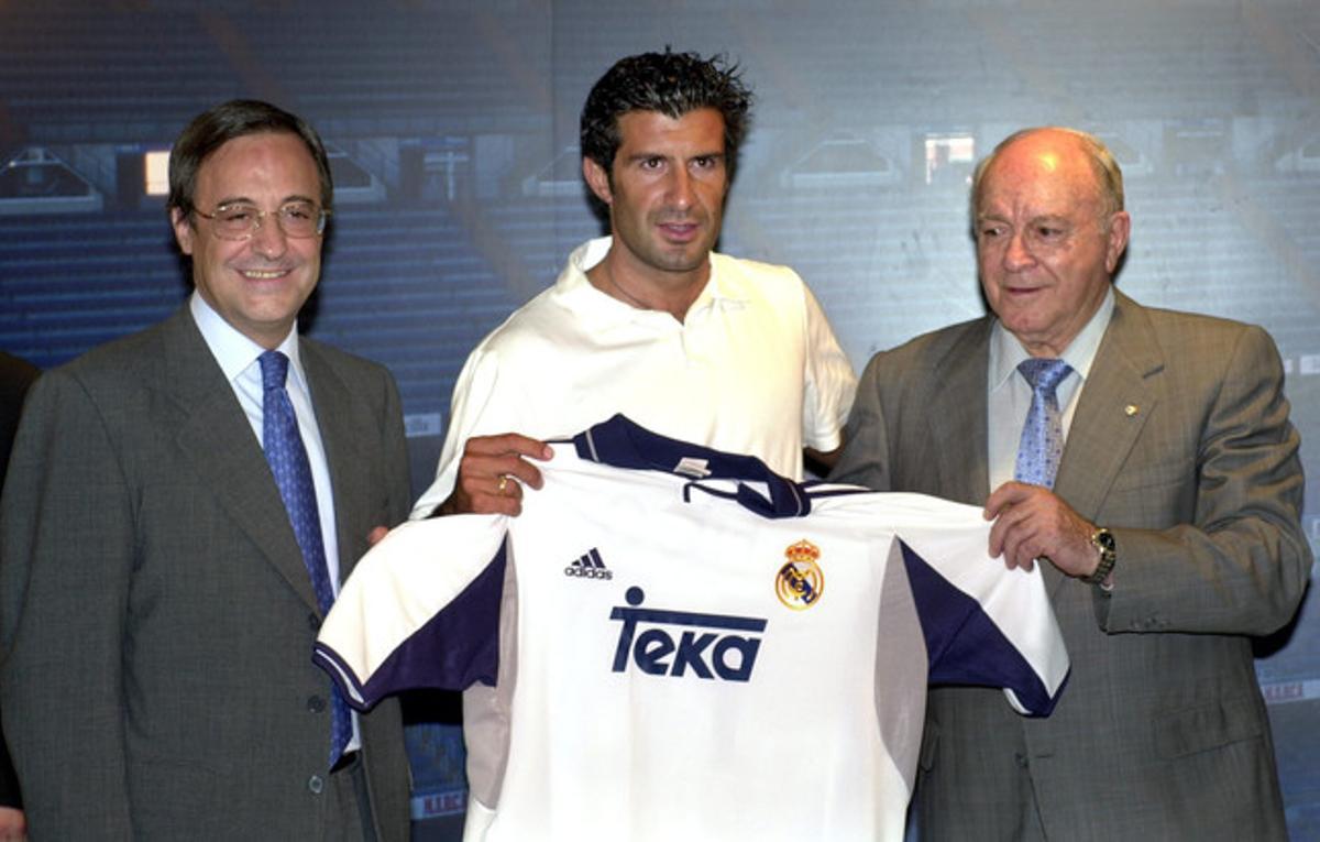 Alfredo Di Stéfano acompanya Luís Figo, en la presentació del portuguès com a jugador del Reial Madrid.