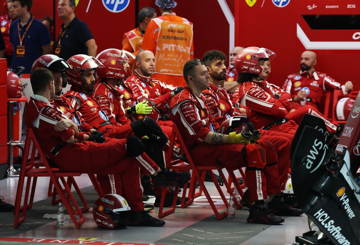 SINGAPORE (Singapore), 05/10/2025.- Team members of Scuderia Ferrari driver Charles Leclerc of Monaco in the pit during the 2025 Formula 1 Singapore Grand Prix at the Marina Bay Street Circuit in Singapore, 05 October 2025. (Fórmula Uno, Singapur) EFE/EPA/FAZRY ISMAIL / POOL