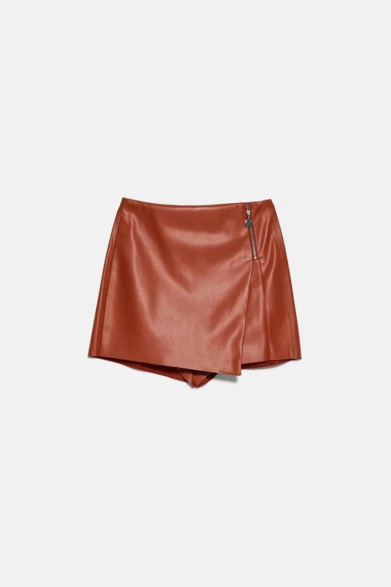 Falda bermuda de efecto piel en color cuero de Zara. (Precio: 19, 95 euros. Precio rebajado: 12,99 euros)