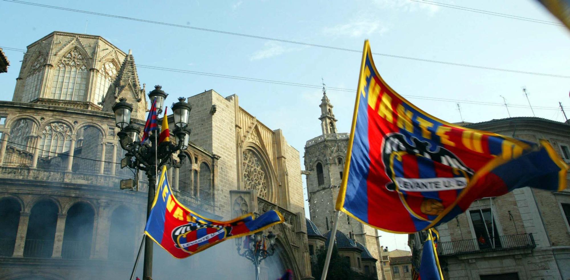 Rememora anteriores ascensos del Levante con imágenes ya históricas