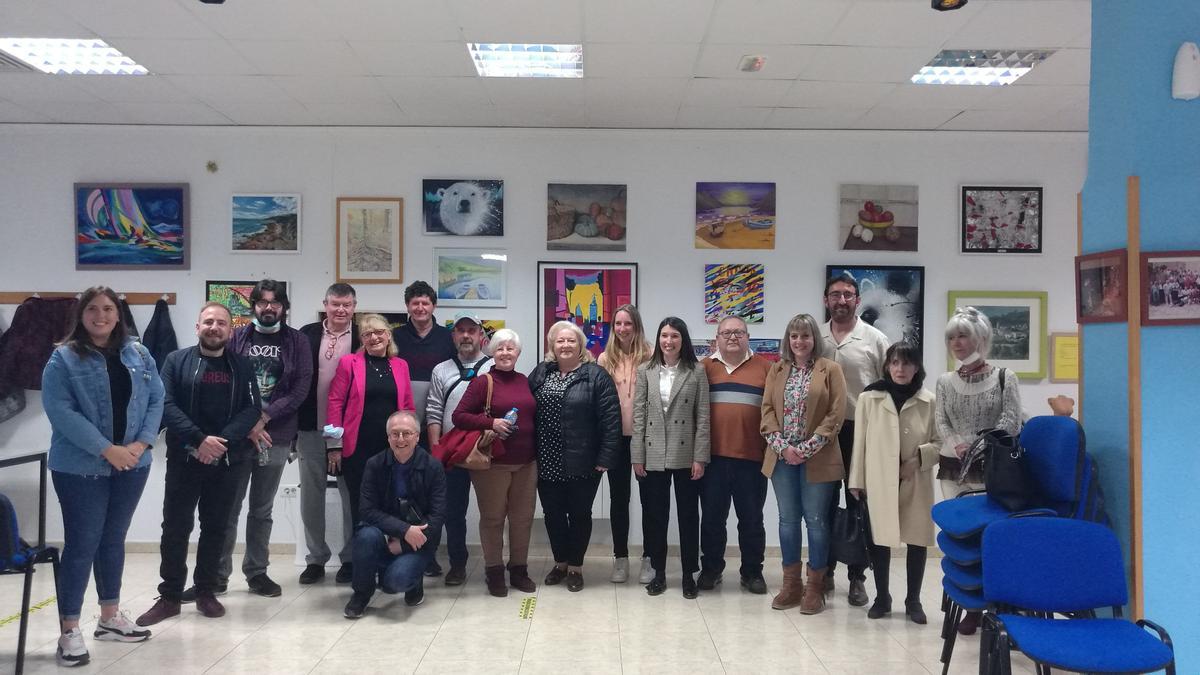 Autoridades municipales, artistas y el presidente de la asociación Gente Saludable, durante la visita institucional a la exposición ‘InspirArte’ en Orpesa.