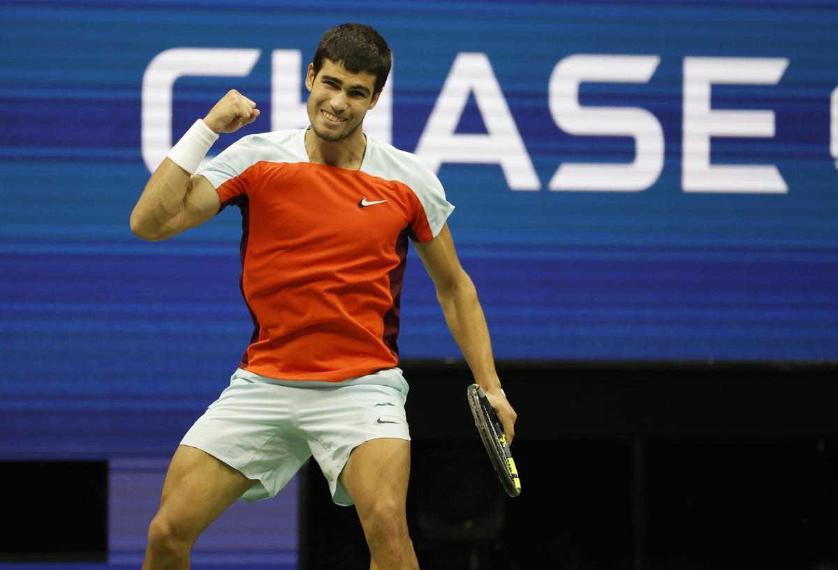 Flushing Meadows (United States), 11/09/2022.- Carlos Alcaraz of Spain reacts after taking the first set from Casper Ruud of Norway during the men’s final match at the US Open Tennis Championships at the USTA National Tennis Center in Flushing Meadows, New York, USA, 11 September 2022. The US Open runs from 29 August through 11 September. (Tenis, Abierto, Noruega, España, Estados Unidos, Nueva York) EFE/EPA/JASON SZENES