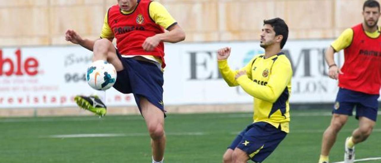 Pantic despeja un balón ante Jonathan Pereira en un entrenamiento del Villarreal.