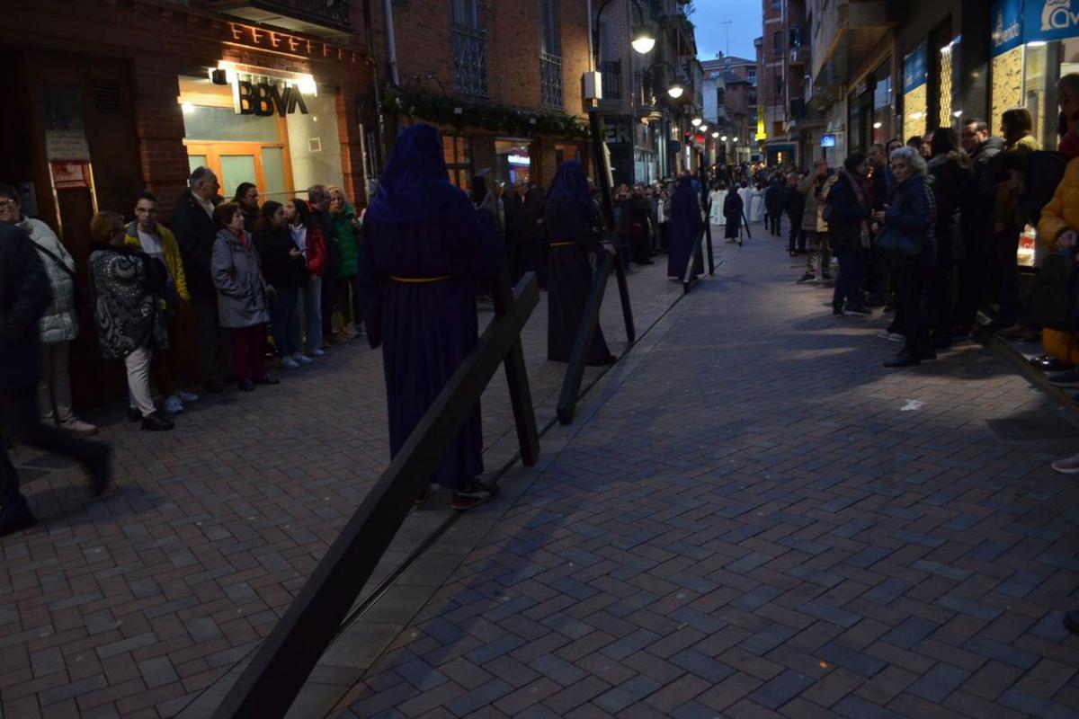 Los nazarenos de cruz, descansando por Herreros. | E. P.
