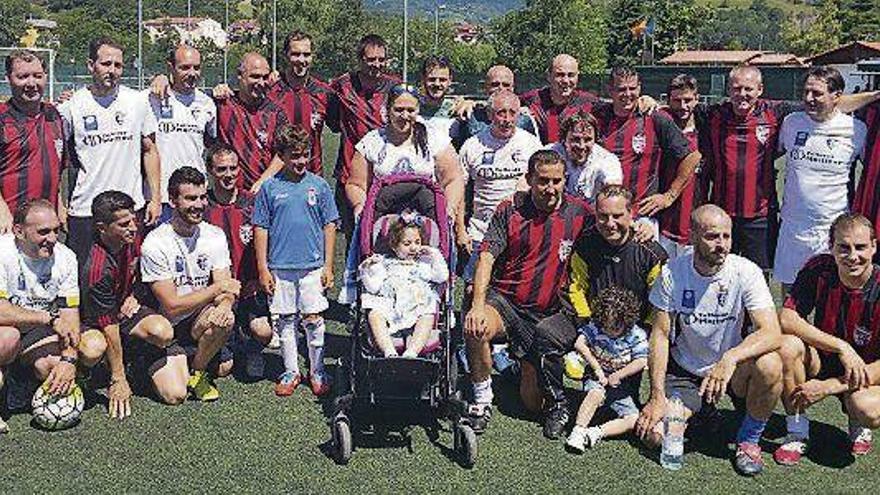 Los participantes en el partido, con Lucía Bardón.