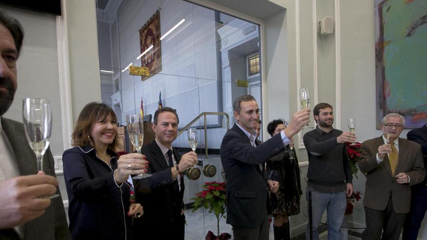 Fernando Sepulcre (primero por la izquierda) en la celebración navideña de la Diputación