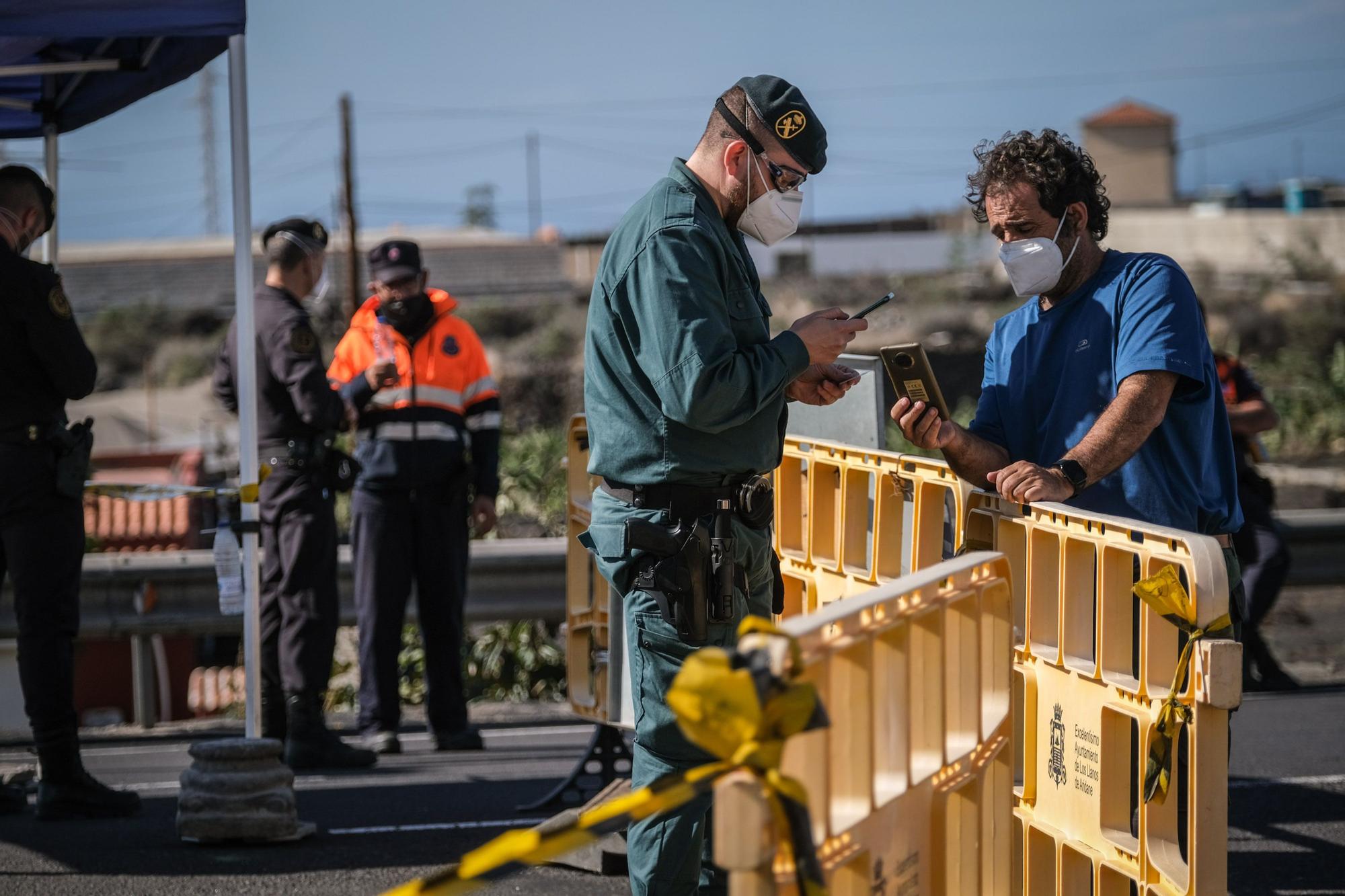 Regreso a casa de vecinos afectados por el volcán de La Palma.