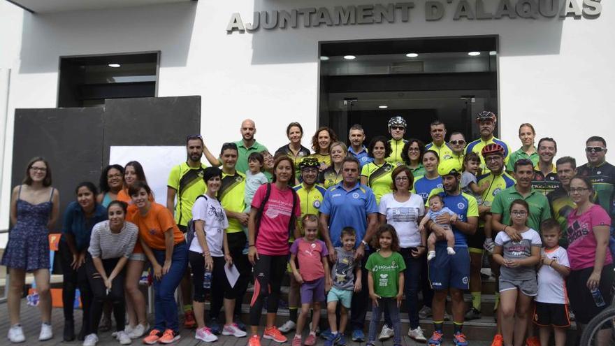 Más de 300 vecinos y vecinas se suben a la bici en el Día sin coches