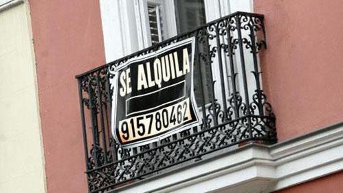 Zu vermieten: ein "Se alquila"-Schild an einem Balkon in Palma.