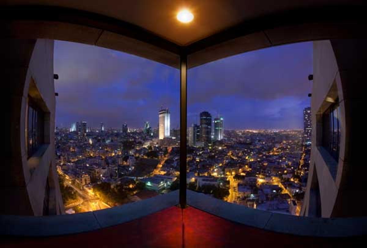 Vista nocturna del "skyline" de la ciudad de Tel Aviv.
