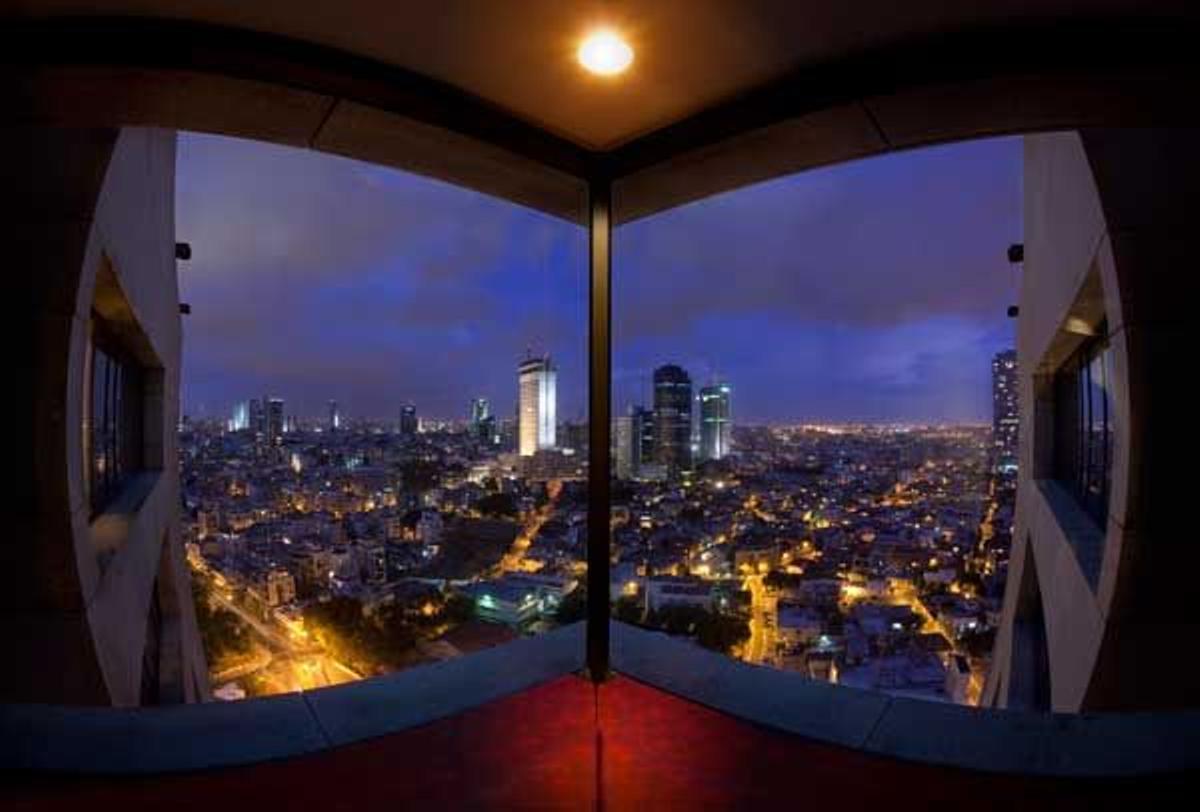 Vista nocturna del &quot;skyline&quot; de la ciudad de Tel Aviv.