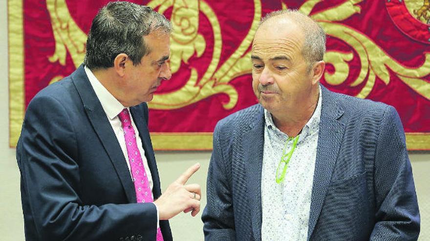 Francisco Moreno (i.) conversa con el diputado de Podemos Francisco Déniz momentos antes de la comisión.