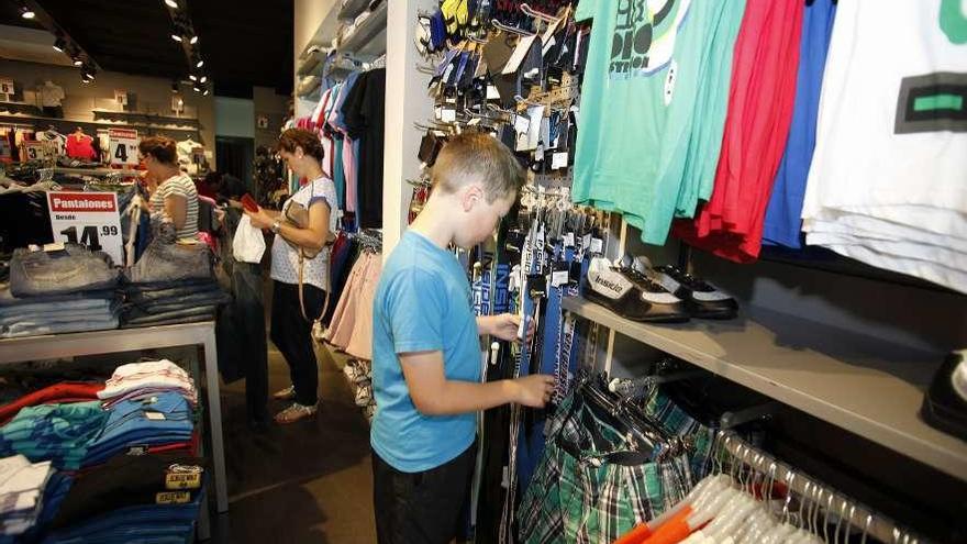 Clientes de un comercio de Lalín, durante una campaña de rebajas. // Bernabé/Gutier