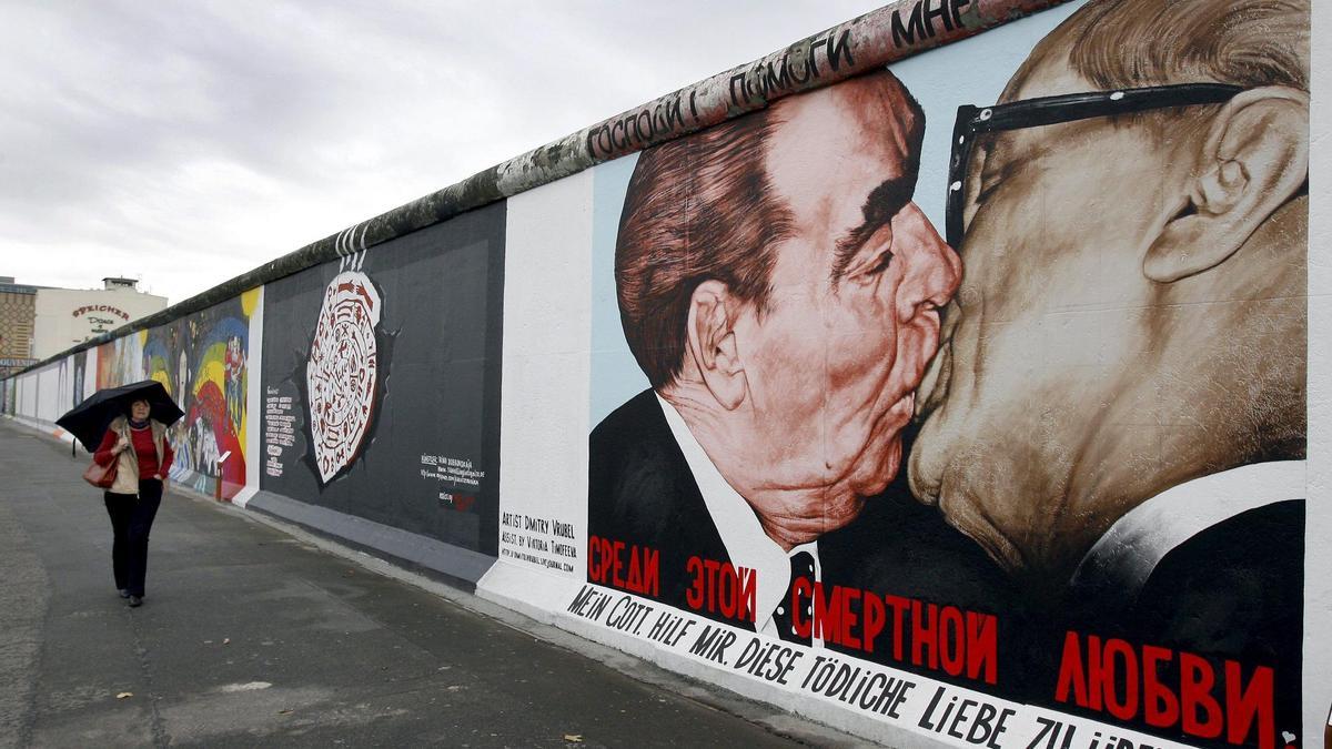 Imagen del mural del beso de Honecker y Brézhnev en el murto de Berlín.