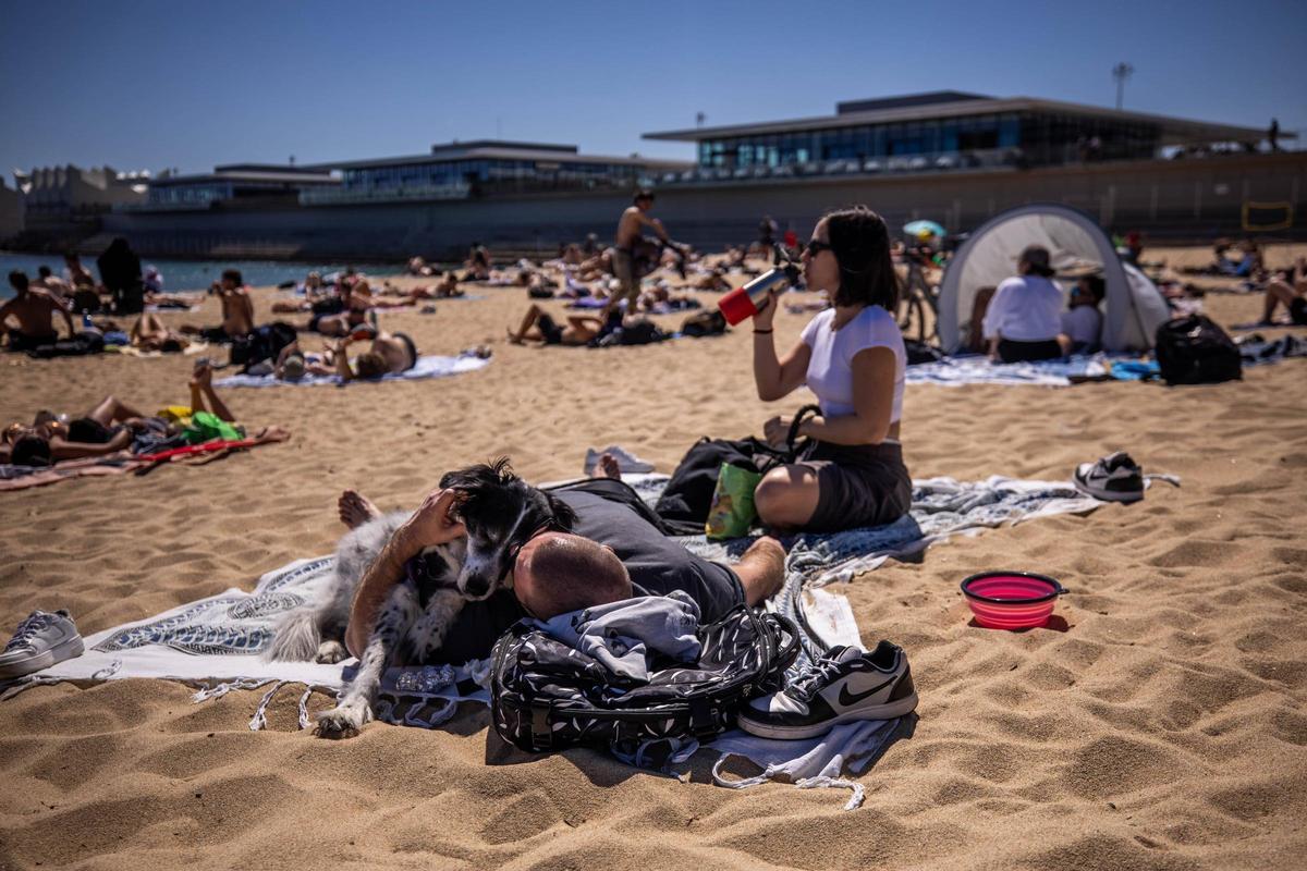 Ambiente de verano en las playas de Barcelona por Semana Santa