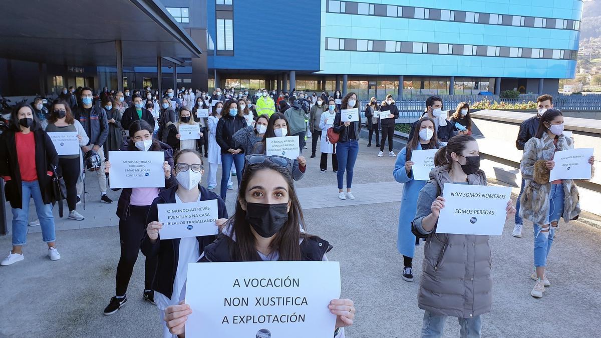 Unas 200 enfermeras claman contra la precariedad en una concentración ante el Álvaro Cunqueiro