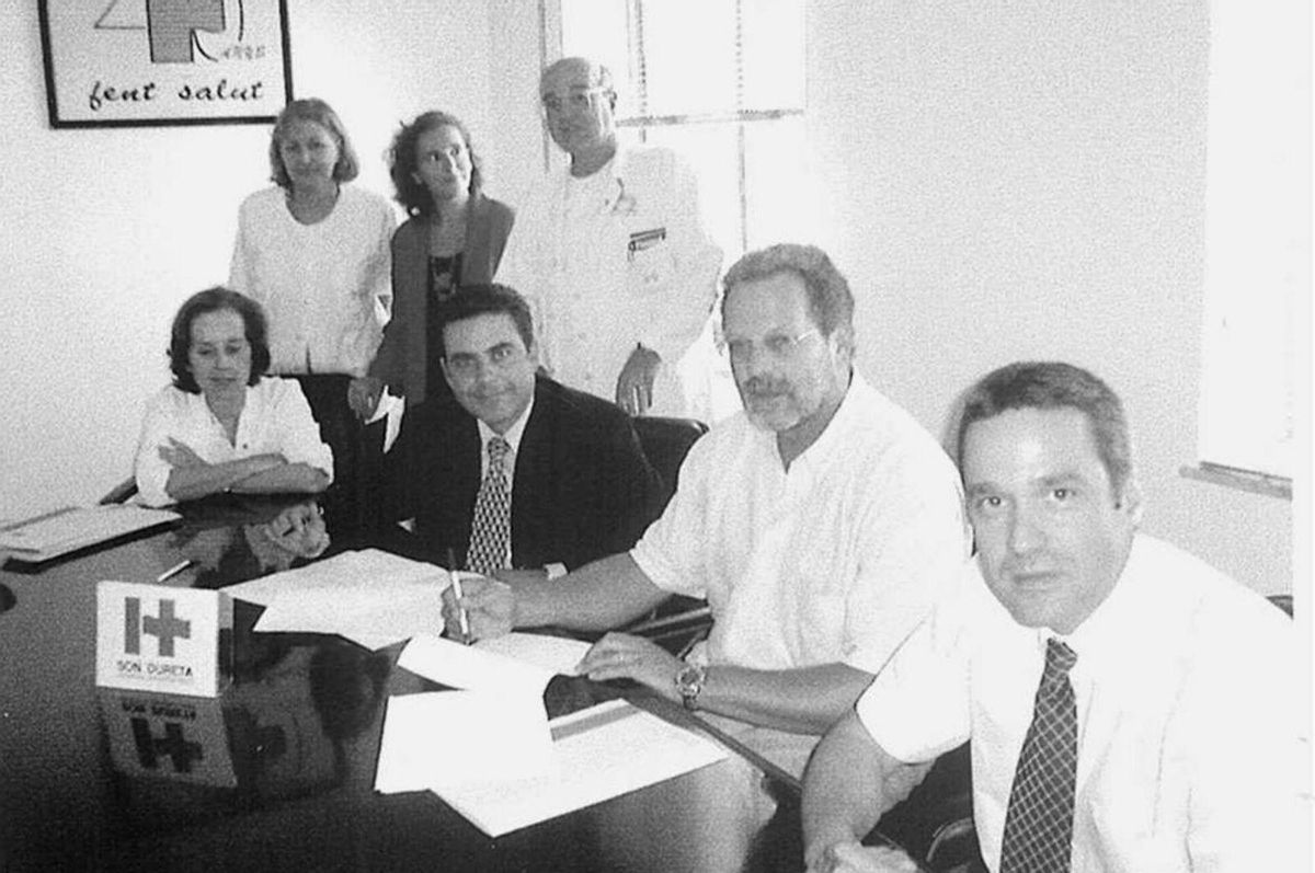 El día en que se firmó el convenio con Son Dureta para que los payasos entraran al quirófano. | SONRISA MÉDICA