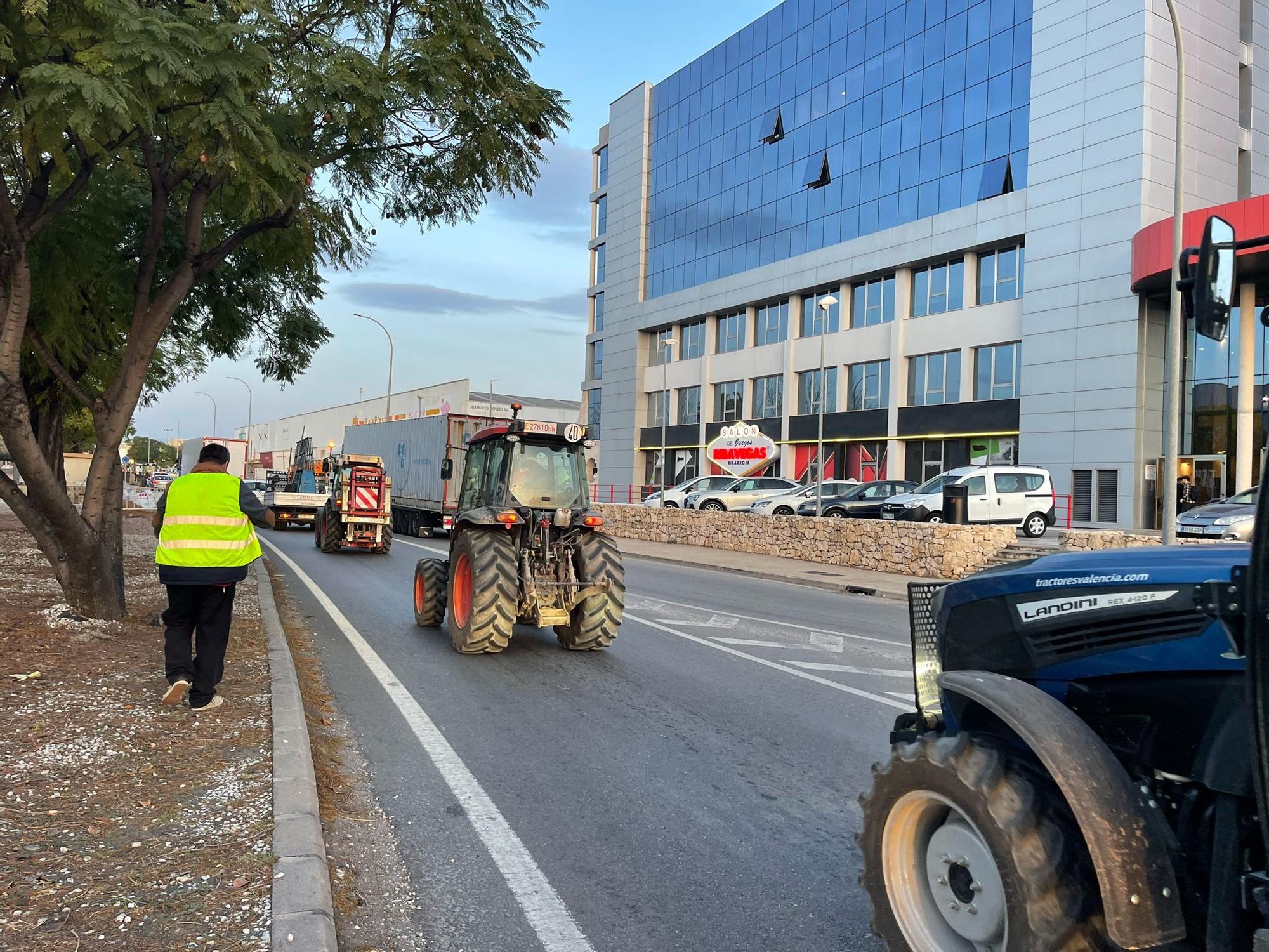 Una caravana de tractores irrumpe en dirección a València