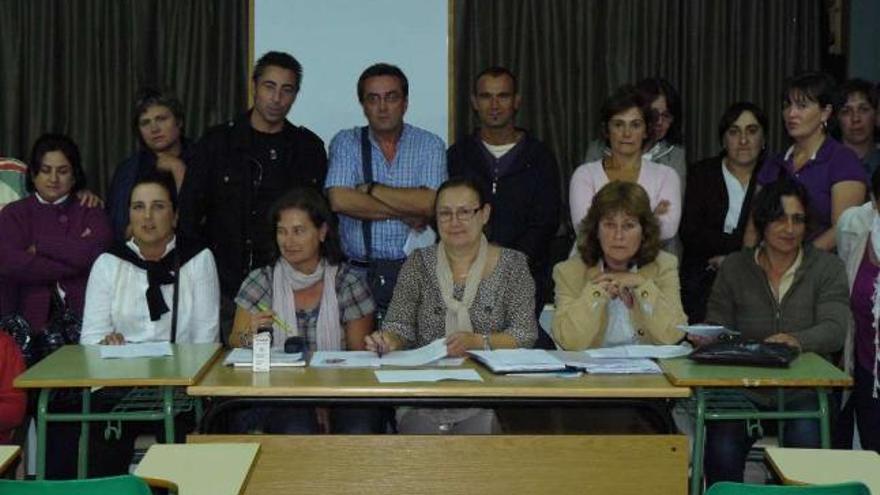 Representantes de los padres de Cee y Ponte do Porto, en una reunión reciente. / l. o.