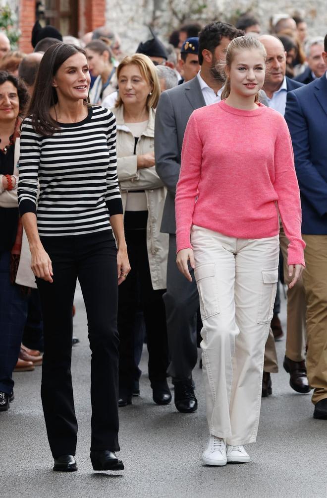 La reina Letizia con la princesa Leonor paseando por Cadavéu