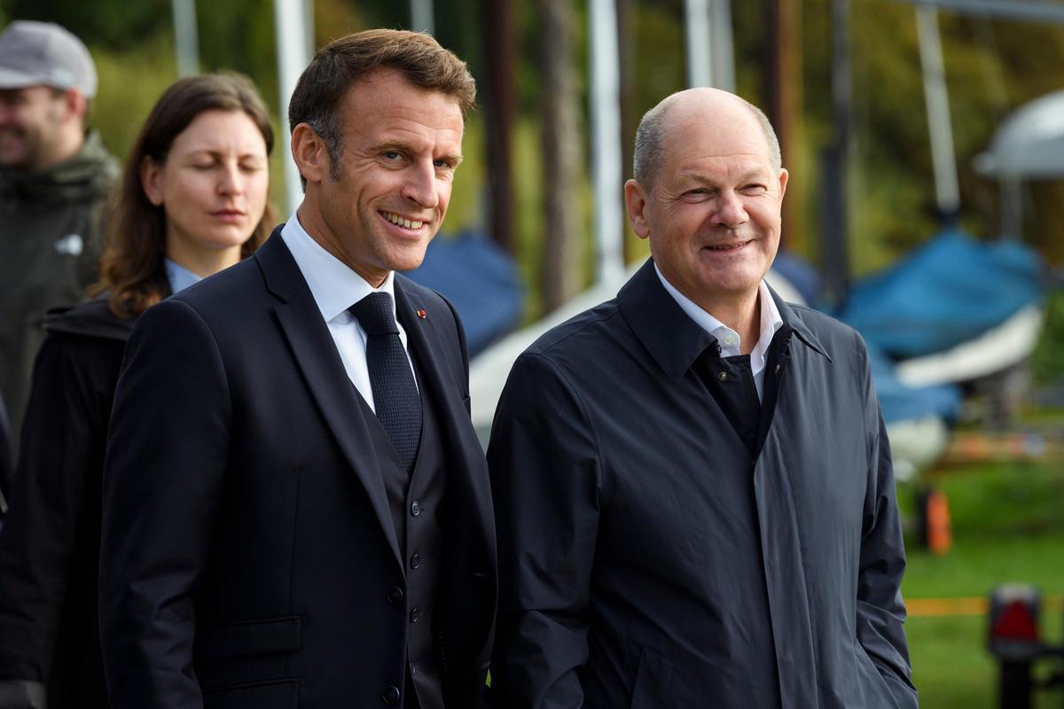Emmanuel Macron y Olaf Scholz, este martes, durante su encuentro en Hamburgo.