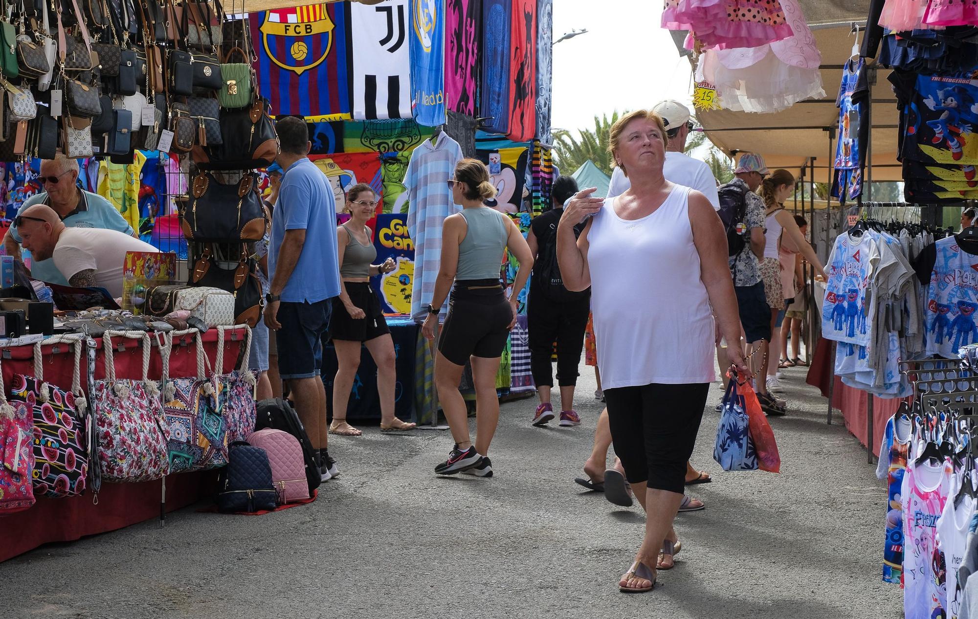 Imagen de archivo de turistas en el mercadillo.