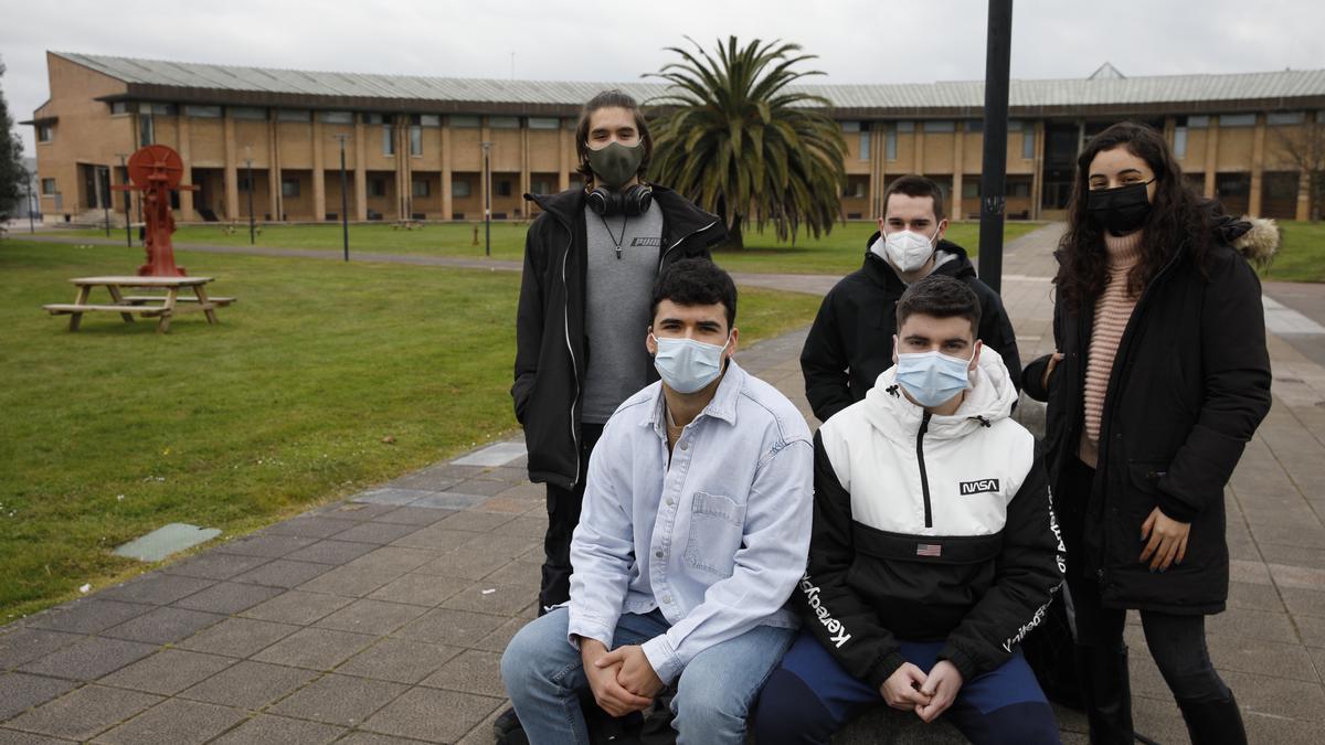 Pela izquierda, Eloy Vide, Daniel García, David González, Miguel Asprón y María González, na redolada del aulariu norte de la Escuela Politécnica d&#039;Inxeniería.