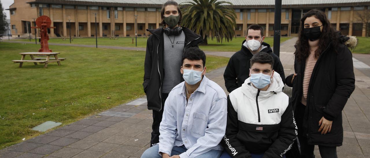 Por la izquierda, Eloy Vide, Daniel García, David González, Miguel Asprón y María González, en el entorno del aulario norte de la Escuela Politécnica de Ingeniería.