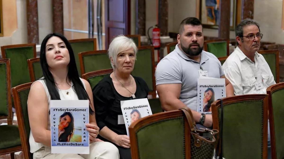 Familiares de Sara Gómez en la Asamblea Regional durante la celebración de un Pleno el pasado año.