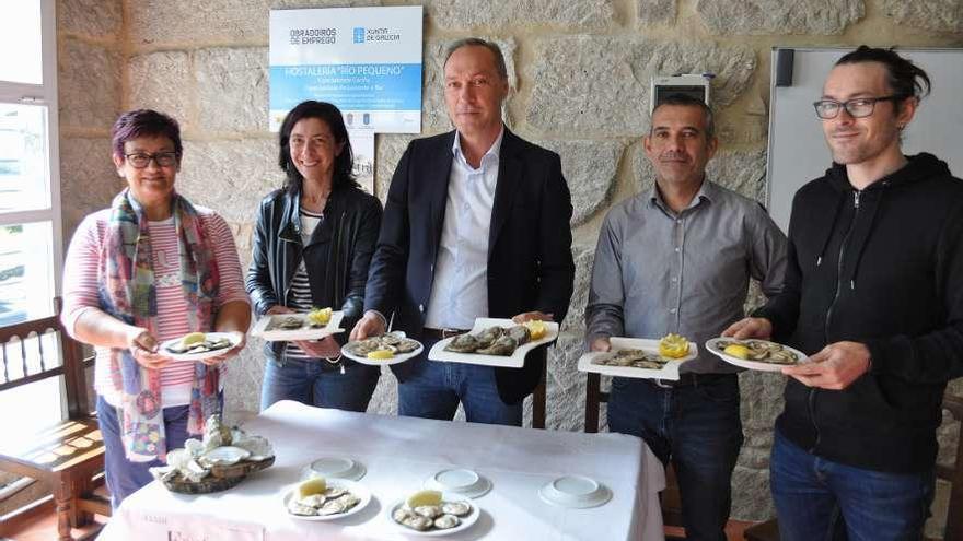 El alcalde de Soutomaior, Agustín Reguera, presentó el programa de la XXXIII Festa da Ostra de Arcade junto a la edil de Cultura, Dolores Cernadas (2ª i.), el patrón mayor, Alberto Cal (2º d.), la presidenta de las mariscadoras, Rosa Vilán, y el diseñador del cartel de este año, el artista local Fabián Piñeiro. // R. A.