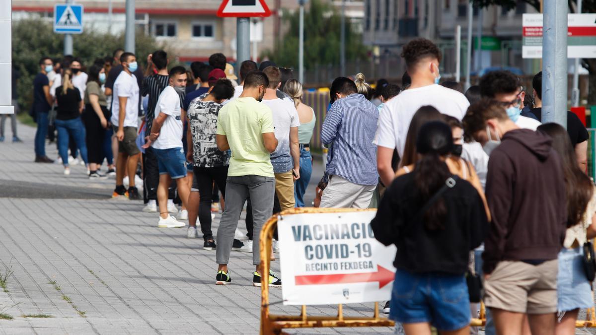 Cola de jóvenes para vacunarse en Fexdega.