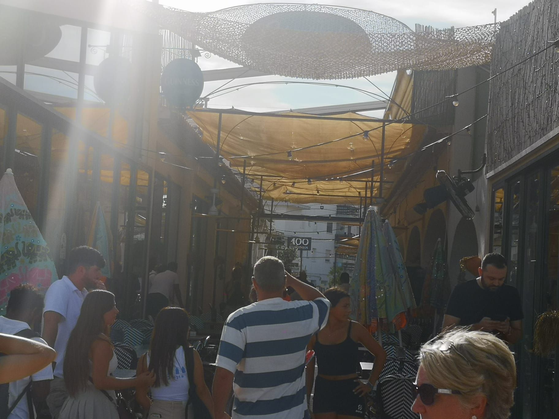 Las imágenes del incendio del transformador de la playa del Arenal de Xàbia que ha dejado sin luz a miles de abonados