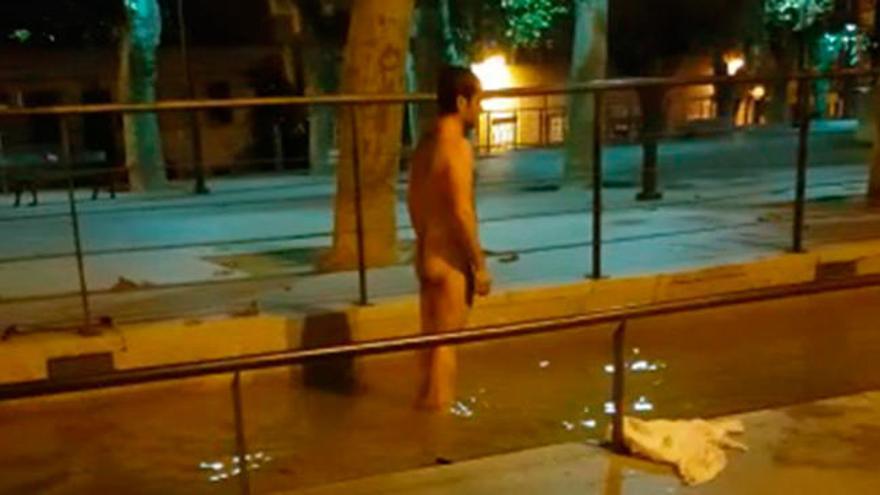 Un joven se baña desnudo en una plaza céntrica de Ourense de madrugada